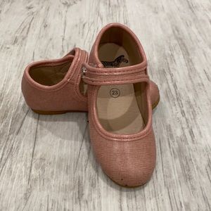 Zeebra blush pink. Size 23